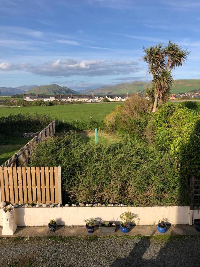 First Floor Apartment With Mountain Views Tywyn Bagian luar foto