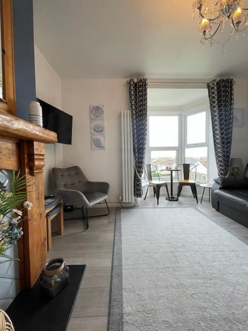 First Floor Apartment With Mountain Views Tywyn Bagian luar foto